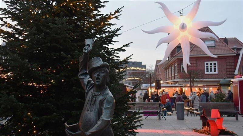Der Sternenmarkt in Otterndorf lockte am dritten Adventswochenende zahlreiche Besucher in die historische Altstadt. Nach aktuellen Polizeiangaben könnte dort an allen drei Tagen rechtsradikale Musik abgespielt worden sein.