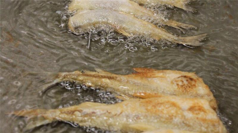 Im Traditionsrestaurant Zur Post in Cranz dreht sich alles um Fisch Der Stint, eingelegt in Roggenmehl, wird knusprig gebraten.