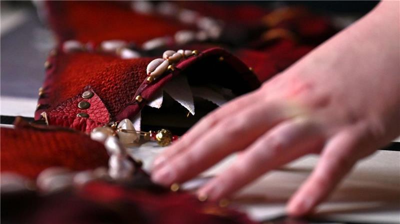 Der Stoff wird extra eingefärbt, um ihn benutzt aussehen zu lassen. 