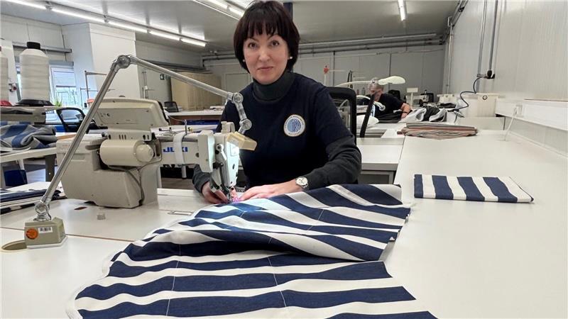 Der Stoffbezug in Blau und Weiß ist ein Klassiker bei Strandkörben: Margarita Ruhl näht einen Strandkorb-Stoffbezug.