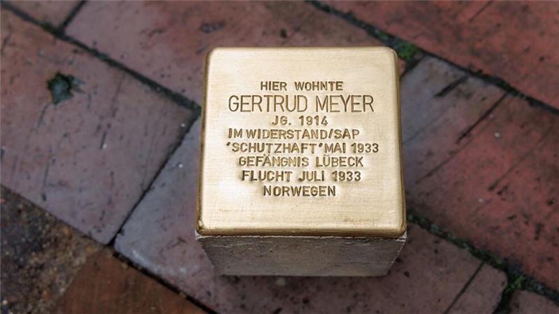 Der Stolperstein erinnert an Gertrud Meyers Widerstandsarbeit und ihre Flucht nach Norwegen.