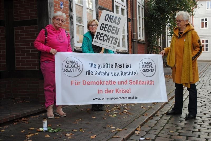 Omas gegen Rechts erinnern an grausame Nacht in Stade Der Stolperstein ist geputzt, jetzt zeigen Walburg Knoche, Dr. Gabriele Brockhausen und Dörte Schnell (v.l.) in der Holzstraße für die Omas gegen Rechts Flagge. Foto: Hußendörfer