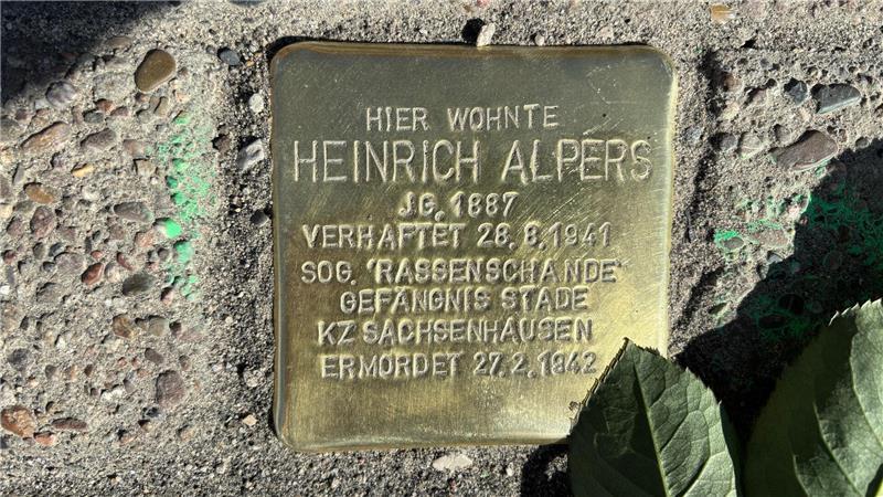 Stolpersteine in Horneburg: Was mit Gita, Marie und Heinrich geschah Der Stolperstein von Heinrich Alpers in der Moorstraße.