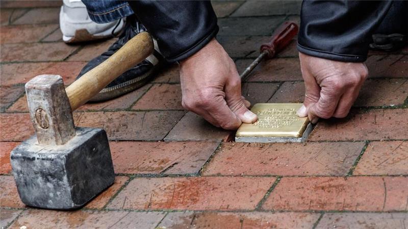 Der Stolperstein zum Andenken an Gertrud Meyer liegt vor ihrem Geburtshaus in einer Verbindungsstraße in der Lübecker Altstadt.