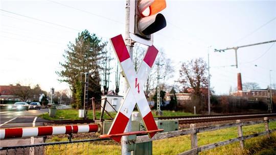 Der Stopp vor einem Bahnübergang dauerte nur wenige Minuten. (Symbolbild)