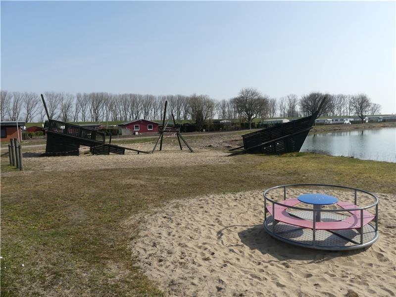 Der Strand am Badesee soll in den nächsten Tagen wieder ein schöner Sandstrand werden.