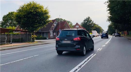 Der Straßenraum der B73 wird neu aufgeteilt. Die breiten Mehrwegstreifen zu beiden Seiten wird es nicht mehr geben.