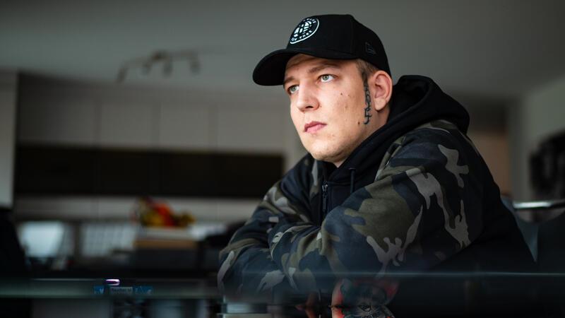 Ärger für MontanaBlack: Buxtehuder Streamer fliegt aus der S-Bahn – Anzeige Der Streamer MontanaBlack.