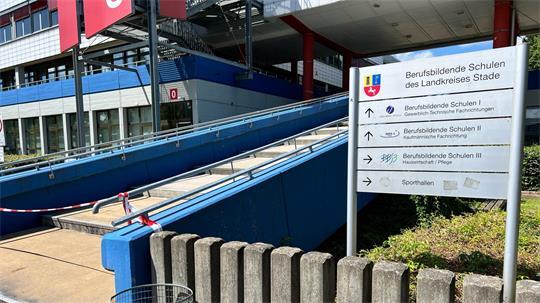 Der Streit soll bei einem Fußballtraining in der Sporthalle des Schulkomplexes an der Glückstädter Straße in Stade entbrannt sein. (Archivbild)
