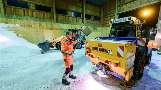 Der Streusalzanbieter Brüning kann weiter liefern - „mit gewissen Lieferzeiten“. Nach Einschätzung des Unternehmens haben viele Kommunen sich auf einen durchschnittlichen Winter eingestellt. (Archivbild)