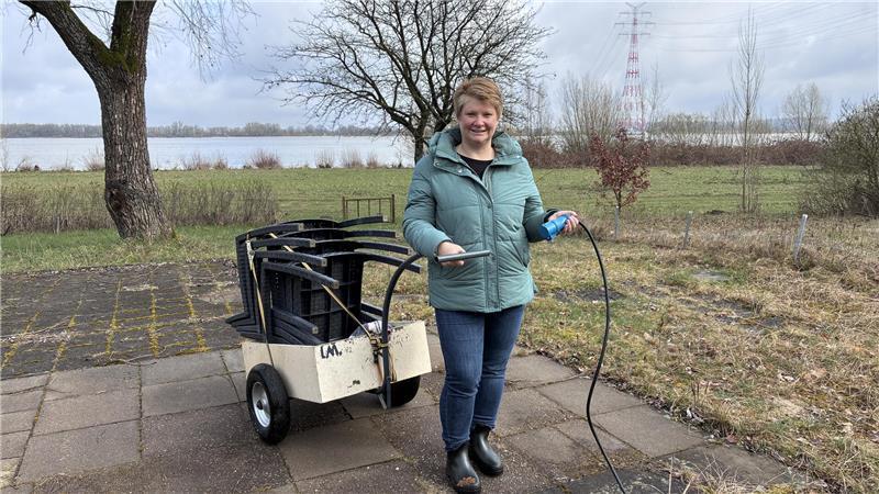 Der Strom liegt schon: Lena Martens auf ihrem Traumplatz mit Elbblick, hier standen bereits ihre Großeltern.
