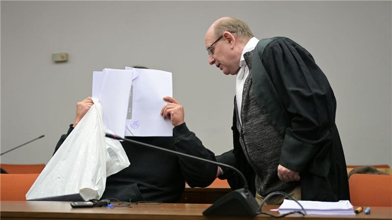 Der Student verbarg sein Gesicht zu Beginn des Prozesses.