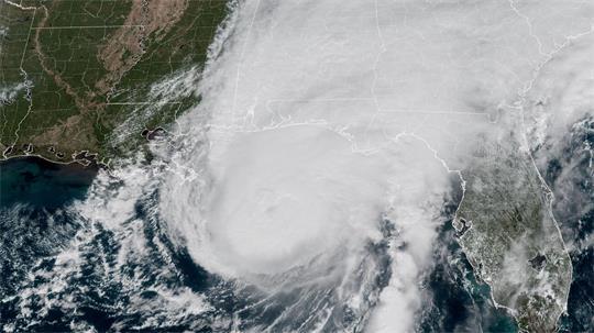 Der Sturm bewegt sich weiter landeinwärts in Richtung der Bundesstaaten Alamaba und Tennessee und bringt Windgeschwindigkeiten von bis zu 100 Kilometern pro Stunde. 