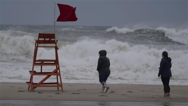 Sturm an US-Ostküste - Überschwemmungen und Stromausfälle Der Sturm bringt hohe Wellen, Wind und Regen mit sich.