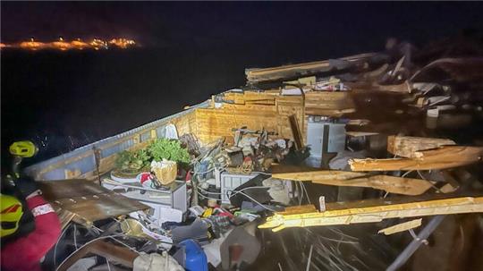 Der Sturm über Norwegen hat das  Dach eines Gebäudes weggeblasen.