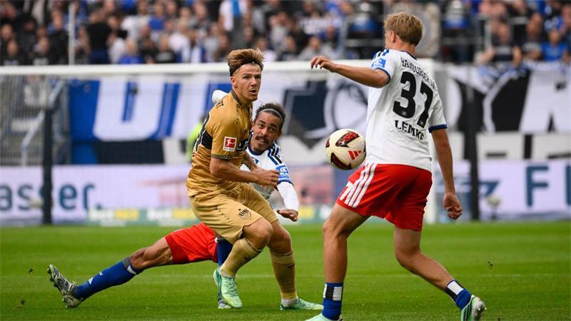 Muheim schießt den Hamburger SV gegen Stuttgart ins Glück Der Stuttgarter Finn Jeltsch kommt nicht an Hamburgs Louis Lemke vorbei.