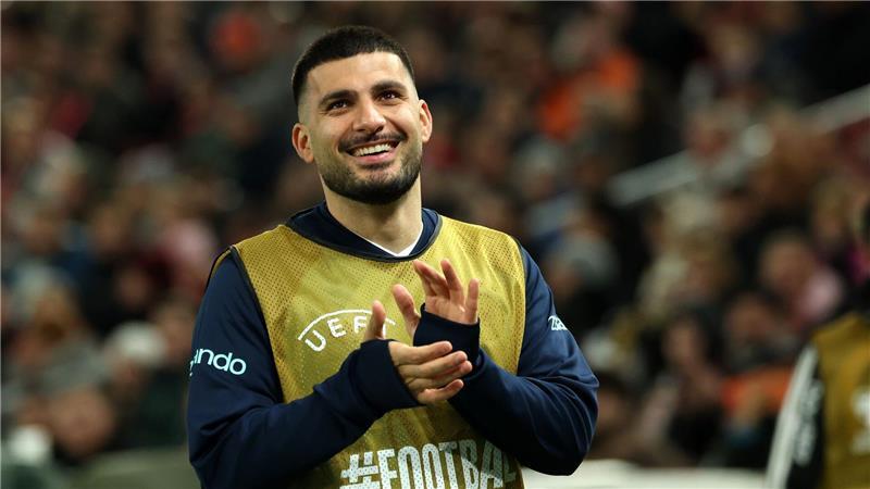 Der Stuttgarter Lokalheld Deniz Undav freut sich über die Rufe der Fans.