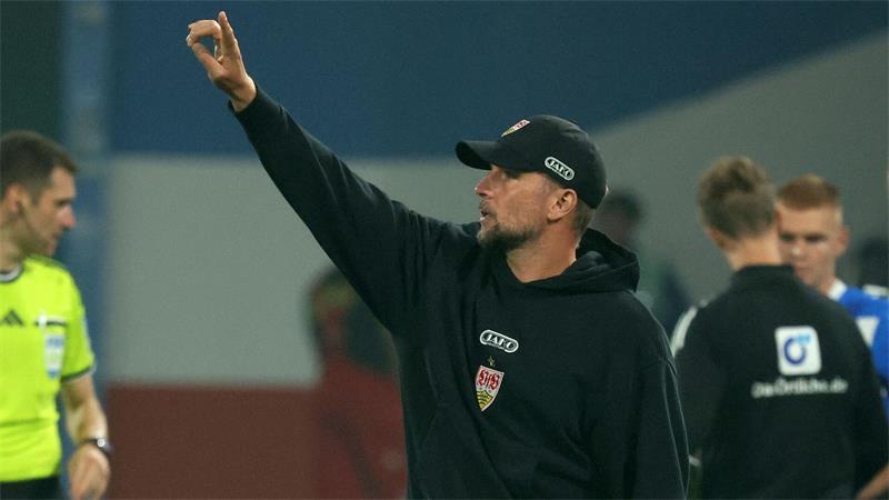 Drei-Tore-Mann Pejcinovic: Sturmhoffnung für VfB und DFB Der Stuttgarter Trainer Sebastian Hoeneß beim Pokalspiel in Rostock.