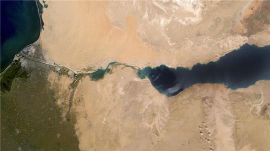 Der Suezkanal verbindet das Mittelmeeer im Norden (l) mit dem Roten Meer im Süden (r).