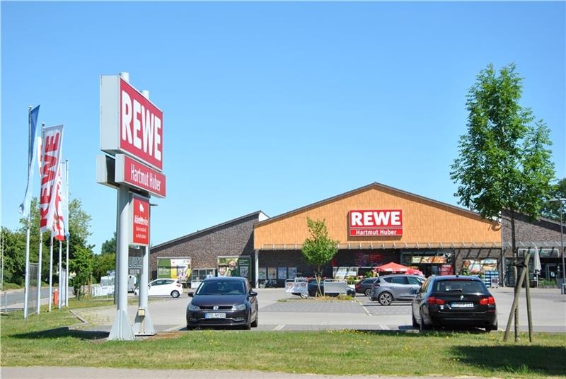 Der Supermarkt Rewe in Horneburg möchte sich vergrößern. Weil aber der Nahversorgungsstandort Am Poggenpohl zwar als Zentraler Versorgungsbereich, doch kein Versorgungskern ist, ist eine Erweiterung an der Stelle nicht vorgesehen. Fotos: Lo