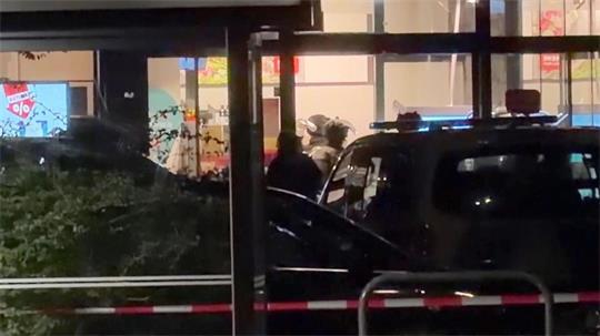 Der Supermarkt ist großräumig abgesperrt.