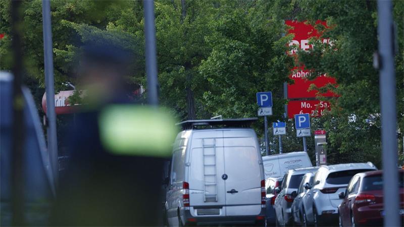 Der Supermarkt ist großräumig abgesperrt.