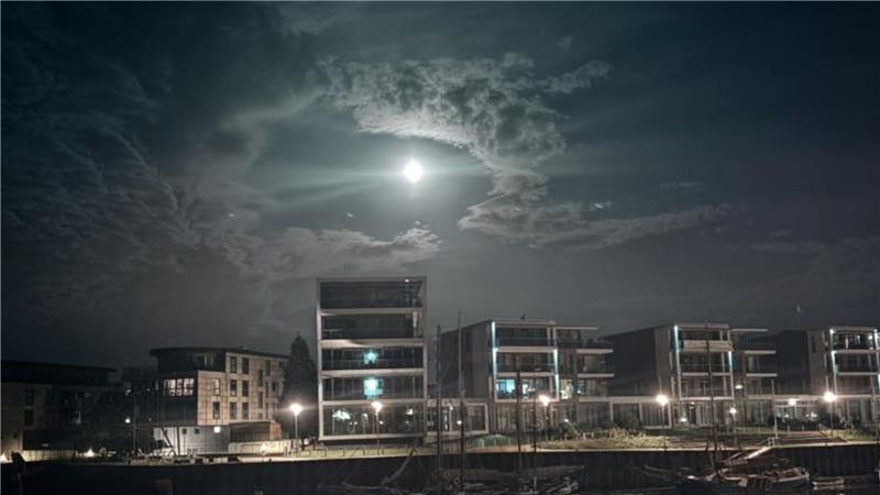Supermond über dem Landkreis Stade: Das sind die besten Leserfotos Der Supermond leuchtet über dem Hafen. Ein tolles Foto von Andrea Dierks.