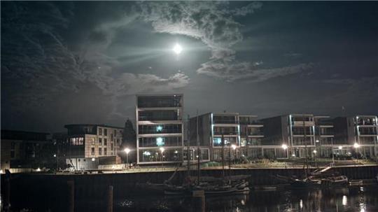 Der Supermond leuchtet über dem Hafen. TAGEBLATT-Leserin Andrea Dierks hat diese Foto gemacht.