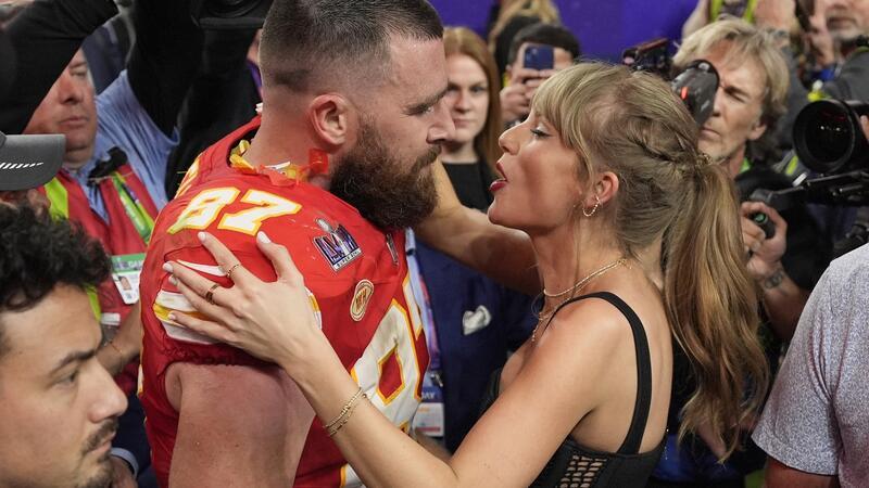 Eras-Tour in Hamburg: Das steckt hinter der Euphorie um Taylor Swift Der Superstar ist mit dem Football-Spieler Travis Kelce liiert.