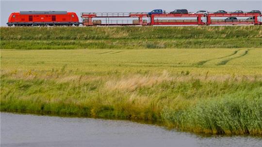 Der Sylt-Shuttle in der Nähe von Klanxbüll auf den Weg zur Nordseeinsel.