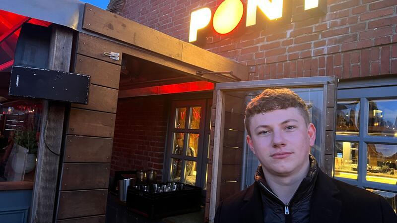 Der Sylter Luca Huth (23) steht am Freitagabend auf der Terrasse des Club „Pony“ in Kampen (Sylt).
