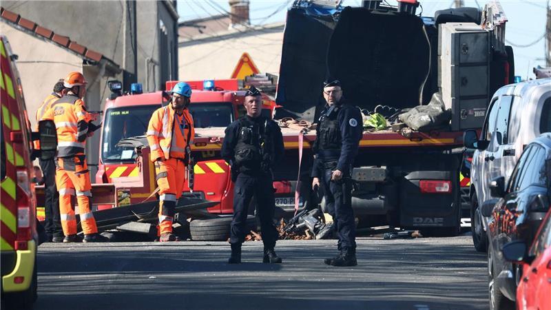 Der TGV hat auf einem Bahnübergang den Anhänger eines Lastzugs gerammt.