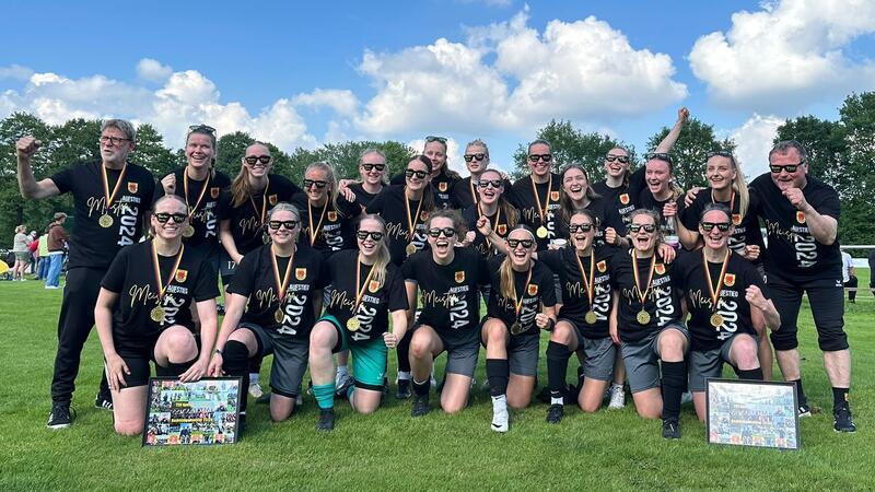 Der TSV Apensen feiert die Meisterschaft und den Landesliga-Aufstieg.