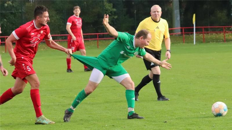 Der TSV Wiepenkathen II, hier Kapitän Fabian Lang, hatte in der zweiten Halbzeit alles im Griff - das bekam Harsefelds Niklas Hafke zu spüren.