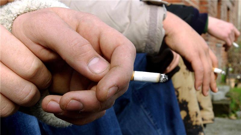 Der Tabakkonsum unter Jugendlichen ist laut den Forschern viel zu hoch. (Symbolbild)