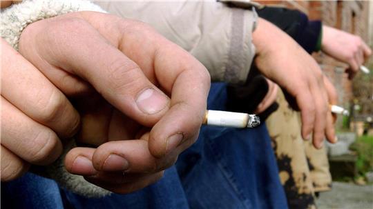 Der Tabakkonsum unter Jugendlichen ist laut den Forschern viel zu hoch. (Symbolbild)