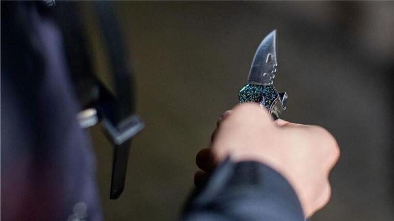 Räuber attackiert Zeugin bei Überfall in Cuxhaven mit Messer Der Täter hatte bei seinem Überfall ein Messer dabei. Symbolbild: dpa