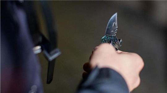 Der Täter hatte bei seinem Überfall ein Messer dabei. Symbolbild: dpa