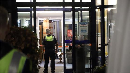 Der Täter ließ sich widerstandslos festnehmen, hieß es.