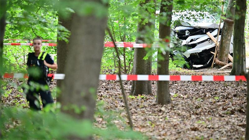 Blumen, Trauer und Rufe nach Zusammenhalt nach CSD-Anschlag Der Täter raste bei dem Anschlag auf den CSD mit einem Auto in den Tiergarten.