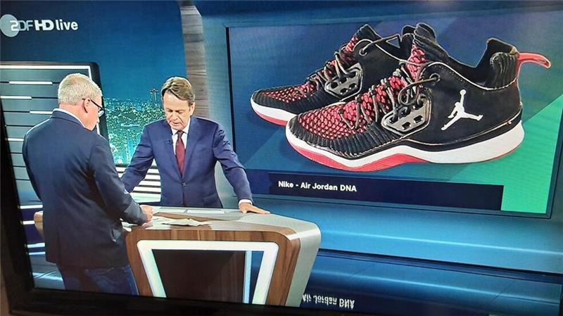 Der Täter trug auffällige Turnschuhe der Marke „Nike“, Modell Air Jordan DNA LX. Die Schuhe kamen erstmals 2015 in die Läden.