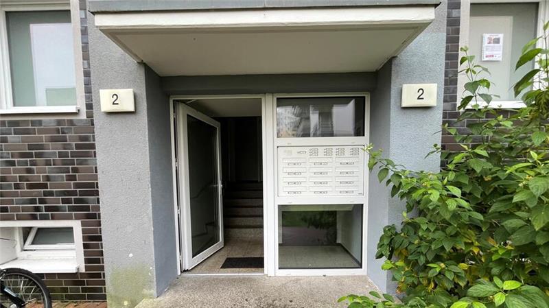 42-Jährige in Buxtehude angezündet: Was über den tödlichen Streit bekannt ist Mit dem Rettungswagen wird die Schwerstverletzte von Buxtehude aus in eine Hamburger Spezialklinik transportiert.