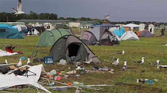 Der Tag danach: Viele Camper sind schon weg, aber ihr Müll bleibt.