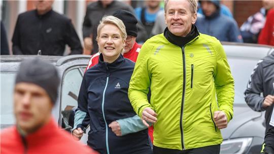 Der Tag des Mauerfalls wird in diesem Jahr in Boizenburg zusammen mit dem Jubiläum zur Städtepartnerschaft mit Lauenburg gefeiert. Im vergangenen Jahr nahmen Manuela Schwesig und Daniel Günther an dem Lauf teil. (Archivbild)