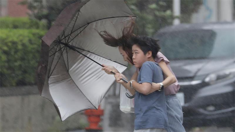 Der Taifun „Bavi“ sorgt in Taiwan für stürmischen Wind und Regen.