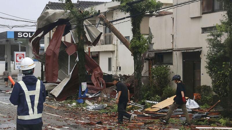 Taifun hält Japan in Atem Der Taifun verursachte Schäden durch starken Regen und Sturmböen.