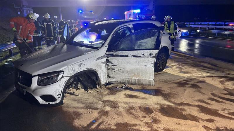 Der Tank des Mercedes riss beim Unfall auf. Die Feuerwehr streute die Fahrbahn mit Bindemittel ab.