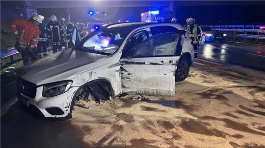 Der Tank des Mercedes riss beim Unfall auf. Die Feuerwehr streute die Fahrbahn mit Bindemittel ab.