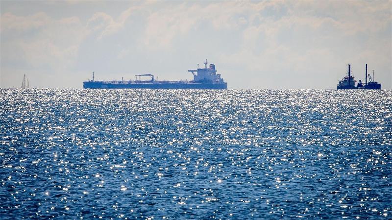 Der Tanker „Eventin“ liegt seit eineinhalb Jahren vor der Insel Rügen. (Archivbild)