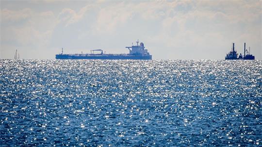Der Tanker „Eventin“ liegt seit eineinhalb Jahren vor der Insel Rügen. (Archivbild)